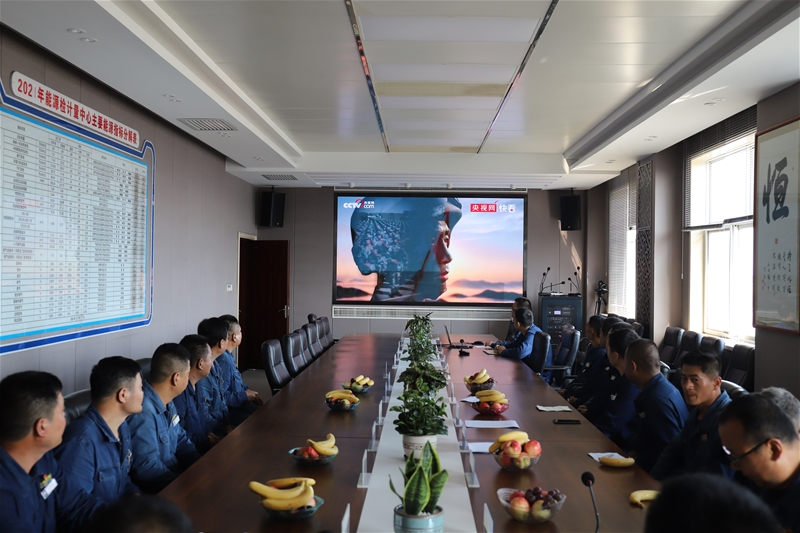 7月30日，动力检计量中间党委构造召开庆“八一”“学党史? 扛死肩 共奋进”主题复转甲士漫谈会