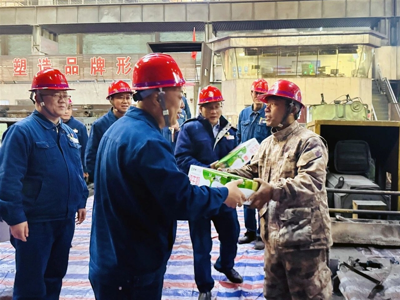 公司带领到检验现场慰劳一线职工