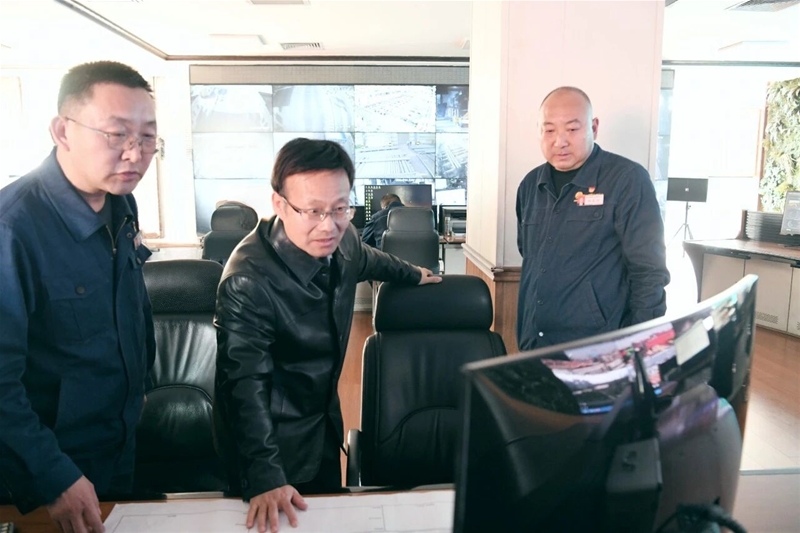 雷到达龙钢公司查抄宁静出产