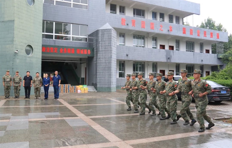 黄素华前去澄城县国防教导基地探望慰劳公司参训民兵